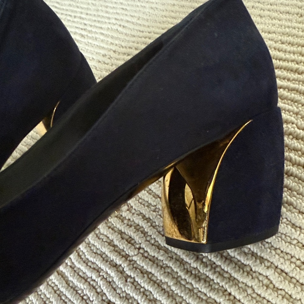 Prada Elegant Navy Block Heel Pumps - Picture 4 of 6